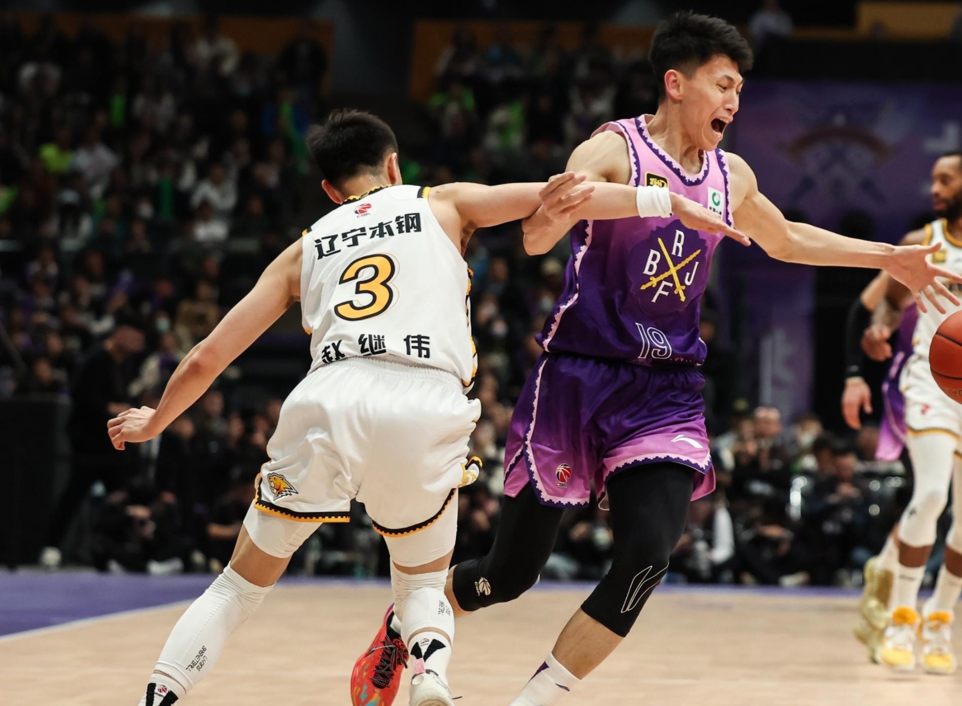 关于荷甲清晨再迎强敌；深圳男篮篮板制胜；主帅态度：球迷炸锅；资深球员宣示担当的信息